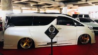 Zahroni Abdillah merombak tampilan Toyota Vellfire. Hasilnya selain memiliki tampilan keren siapapun yang melihat modifikasi ini bakal kesemsem.  Foto: dok. Zahroni
