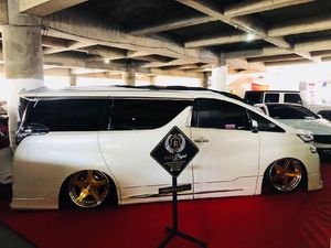 Pesona Toyota Vellfire di Tangan Zahroni
