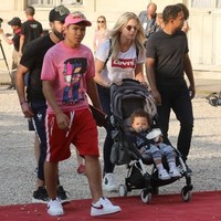 Gaya casual jadi pilihan Camile Tygat istri pemain belakang Prancis, Raphael Varane. Tygat yang merupakan mahasiswi sekolah hukum ini terlihat mengenakan kaus Levi’s, celana jeans dan sneakers. Dia terlihat mendorong stroller sang anak, Ruben. Foto: AFP