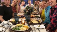 Hadir dalam acara Thanksgiving, Elon tampil santai ketika makan malam bersama dengan keluarga besarnya. Foto: Istimewa