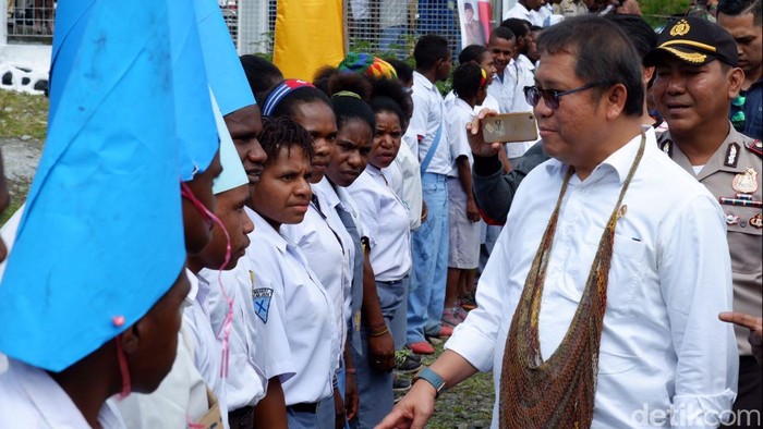 Menkominfo Rudiantara saat kunjungan kerja di Puncak Jaya, Papua. (Foto: Adi Fida Rahman/detikinet) Menkominfo Rudiantara saat kunjungan kerja di Puncak Jaya, Papua. (Foto: Adi Fida Rahman/detikinet)