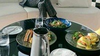 Mengenakan jas rapih. Suho pun sudah siap menyantap egg benedict, sandwich hingga salad kesukaannya. Foto: Instagram @suhoexoworld