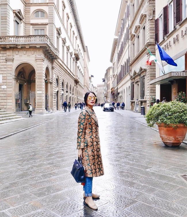 Heart Evangelista kerap berpergian ke berbagai belahan dunia. Tas Hermes kesayangan pun selalu dibawanya. Seperti di foto ini Heart menenteng tas Hermes Birkin yang harganya hampir Rp 1 miliar. Foto: Instagram