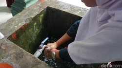 Hidup sehat sudah tertanam di diri para siswa SD Negeri 1 Limboto, Gorontalo. Mereka terlihat antusias dengan berebutan cuci tangan.