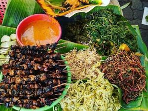 Unik dan Enak! Pecel Semanggi di Surabaya Pakai Kerupuk Uli