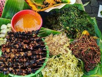 Unik dan Enak! Pecel Semanggi di Surabaya Pakai Kerupuk Uli