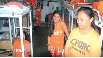 CPDRC adalah penjara keamanan maksimum di mana para tahanan melakukan rutinitas seperti menari yang merupakan bagian dari latihan dan rehabilitasi. Biar lebih seru, kegiatan ini pun dijadikan film dan kemudian dibagikan di media online. (Foto: Boredpanda)