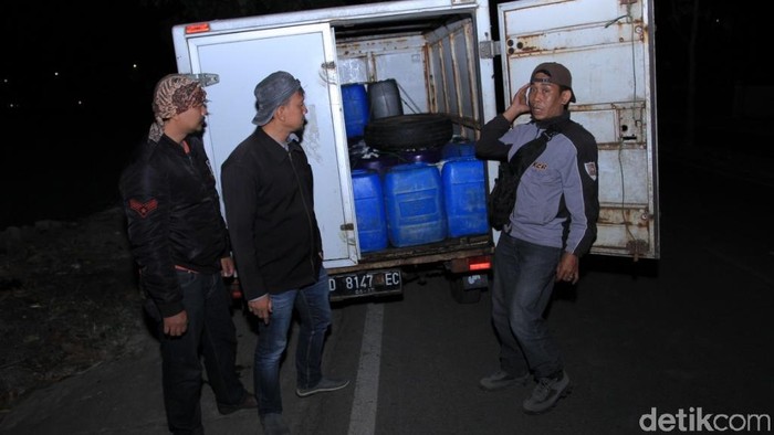 TNI Berhasil Gagalkan Peredaran 50 Jeriken Tuak di Bandung