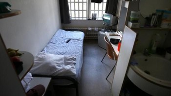 Salah satu kamar penjara di penjara Norgerhaven di Veenhuizen, Belanda yang memiliki tempat tidur, perabotan, kulkas, TV hingga kamar mandi pribadi. Tingkat kejahatan di Belannda sangat rendah. Saking sedikitnya tahanan, penjara ini pun menampung napi dari Norwegia sejak tahun 2015. (Foto: Boredpanda)