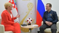 Presiden Kroasia Kolinda Grabar-Kitarovic berbicara dengan Perdana Menteri Rusia Dmitry Medvedev sebelum pertandingan perempat final Piala Dunia 2018 antara Rusia dan Krosia di Sochi, Rusia pada 7 Juli lalu. Foto: AFP