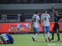 Persela sendiri bermain lebih keras di babak kedua. Arif Satriya (28) mendapat kartu kuning di menit ke-78 lantaran melanggar pemain Persib. (Foto: Wisma Putra/detikSport)