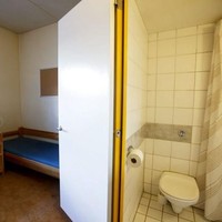 Penjara-penjara di Norwegia dibangun semirip mungkin dengan kondisi di luar penjara, agar setelah bebas, tahanan bisa kembali bersosialisasi di masyarakat. Seperti di penjara Oslos Skien, Oslo, menempati kamar dengan fasilitas kamar mandi dalam, TV dan video game. Mereka juga bisa nge-gym dan beraktivitas di halaman. Foto: Dok. Bored Panda