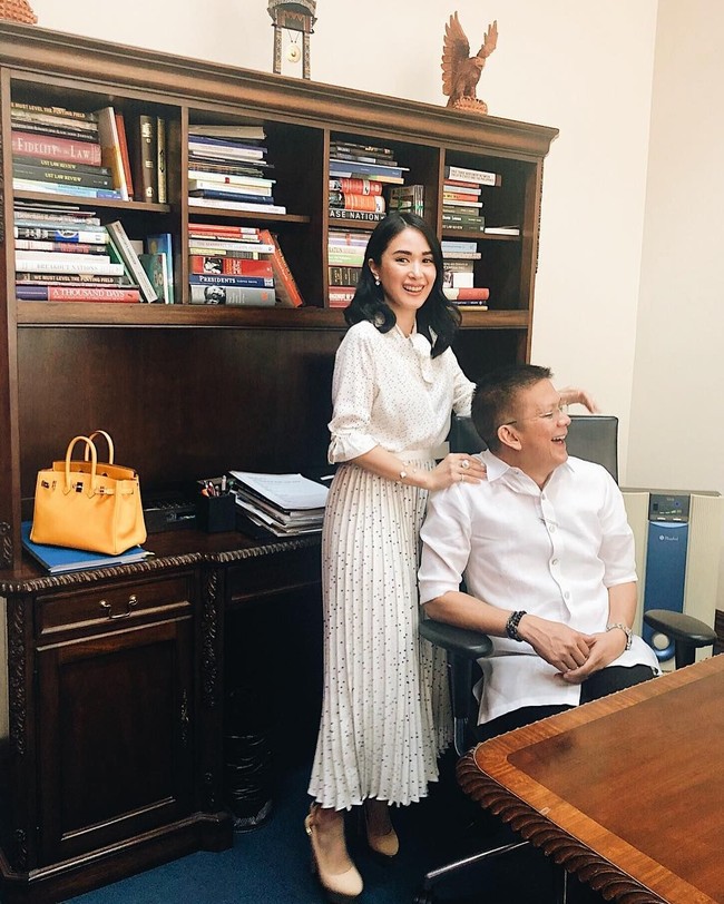 Suami Heart Evangelista adalah politikus Filipina, Senator Francis ‘Chiz’ Escudero. Pria tersebut menjadi anggota senat Filipina sejak 2007 dan sempat mencalonkan diri menjadi wakil presiden pada 2016. Foto: Instagram