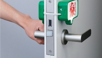 Untuk keselamatan, Jepang memang tidak pernah main-main. Supaya tidak berbenturan dengan orang lainnya saat membuka pintu, alat ini memungkinkan seseorang dapat mengetahui jika ada orang lain yang mendekat ke arah pintu. (Foto: internet)