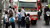 Tak jarang mereka memberhentikan mobil truk di tengah jalan untuk menumpang perjalanan dengan aksi koboi tersebut.