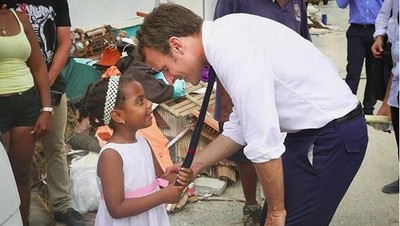 Foto Kedekatan Presiden Prancis dengan Anak-anak