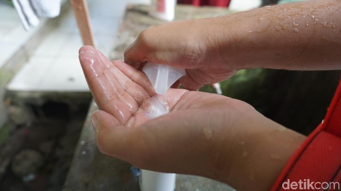 Cuci tangan harus pakai sabun atau tisu basah saja sudah cukup? (Foto: Suherni Sulaeman/detikHealth) Cuci tangan harus pakai sabun atau tisu basah saja sudah cukup? (Foto: Suherni Sulaeman/detikHealth)