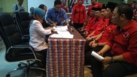 KPU Sulsel hari ini juga dipenuhi para politikus yang mendaftar bacaleg. Tampak fungsionaris PDIP.