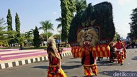 Reog Ponorogo juga memeriahkan Galuh Etnic Carnival.