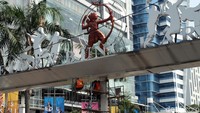 Proses bersih-bersih ini tak mengganggu para pengguna jalan yang melintas di sekitar pintu gerbang SUGBK.