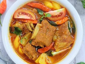 Sedap! Pindang Iga Sapi Berkuah Gurih Pedas Buat Makan Siang