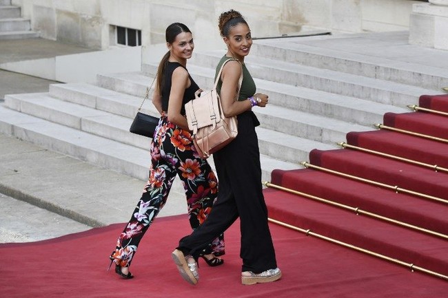 Kekasih pemain Prancis, Corentin Tolisso, Sarah, tampak hadir di Istana Elysee dengan ‘berbunga-bunga’. Ya, Sarah mengenakan celana motif bunga yang dipadukannya dengan vest putih. Dia ditemani saudara perempuan Tolisso, Marine Tolisso. Foto: AFP