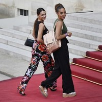 Kekasih pemain Prancis, Corentin Tolisso, Sarah, tampak hadir di Istana Elysee dengan ‘berbunga-bunga’. Ya, Sarah mengenakan celana motif bunga yang dipadukannya dengan vest putih. Dia ditemani saudara perempuan Tolisso, Marine Tolisso. Foto: AFP