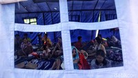 Penampakan warga yang mengungsi di tenda darurat.