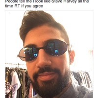 Entah bercanda atau tidak, orang ini benar-benar tak mirip Steve Harvey. Steve Harvey adalah presenter kulit hitam yang berkepala botak. Foto: Twitter