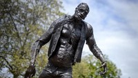 Monster Frankenstein merupakan tokoh fiksi dalam novel berjudul Frankenstein karya penulis Mary Shelley tahun 1818. Dengan karakter yang begitu populer, patung monster ini dibuat dan diresmikan tahun 2014 lalu di Jenewa (Fabrice Coffrini/AFP/Getty Images)