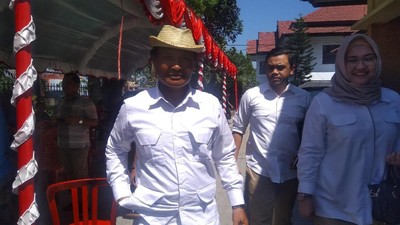 Gaya Nyentrik Daeng Aziz Bos Kalijodo Daftar Caleg Gerindra