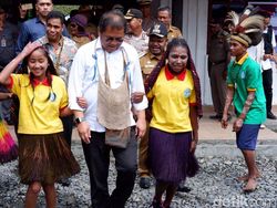 Blusukan Menkominfo Tinjau Palapa Ring di Puncak Jaya