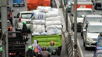 Truk obesitas itu rata-rata membawa bahan tekstil maupun keperluan sandang karena merupakan jalur ke Pasar Tanah Abang, Jakarta Pusat.