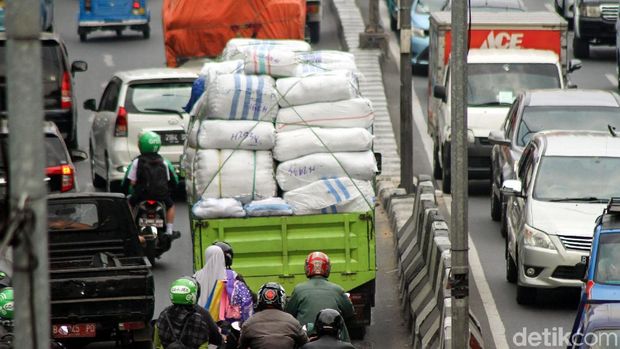 Mulai 1 Agustus Muatan Truk 'Obesitas' Bakal Diturunkan 