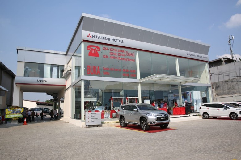 DIler kendaraan penumpang pertama Mitsubishi di Banten. Foto: Akfa Nasrulhak DIler kendaraan penumpang pertama Mitsubishi di Banten. Foto: Akfa Nasrulhak
