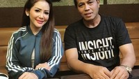 Mampir ke Pemalang, Jawa Tengah, Kristina bersilaturahmi dengan Bupati Junaedi. Nampak mereka bertemu di restoran sambil mencicip makanan enak. Foto: Instagram kristinadangdut