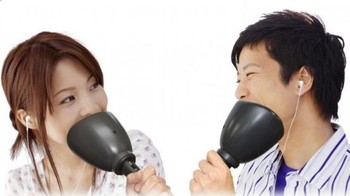 Bagi yang suka karokean tapi takut terdengar sama tetangga, bisa banget nih pake alat yang satu ini. Noiseless Karaoke Mute Mic 2, tidak akan membiarkan orang lain mendengar suara penggunanya ketika bernyanyi. (Foto: internet)