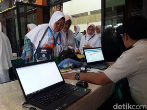 Tiba di Asrama Haji Bekasi, Jemaah Kloter 1 Tes Biometri