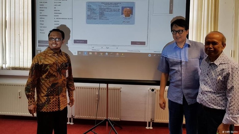 Telantar Sejak Orde Lama, WNI Akhirnya Peroleh NIK di Berlin Telantar Sejak Orde Lama, WNI Akhirnya Peroleh NIK di Berlin