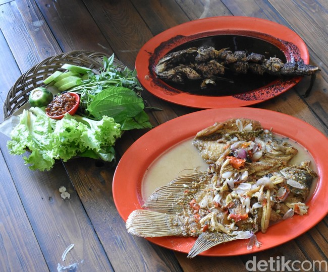 Pecak Ikan Betawi yang Gurih Segar Ada di 5 Tempat Makan Ini!