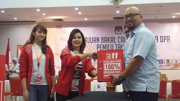 PSI membawa papan bertuliskan 