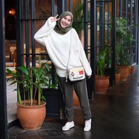 Gaya kasual juga jadi salah satu ciri khas Zaskia Adya Mecca. Presenter acara  ‘Beriman’ senang tampil santai mengenakan busana berbahan kaos dengan motif garis dan kotak-kotak. Potongan oversized dan longgar juga jadi favoritnya. Foto: Instagram Zaskia Adya Mecca
