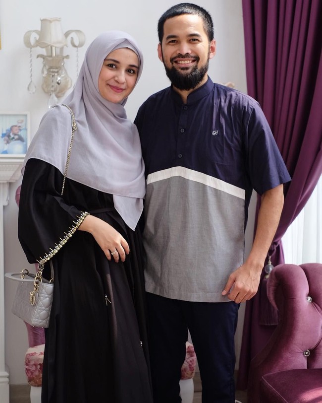    Geng dakwah ini sering terlihat berkumpul membahas persoalan agama hingga membuat vlog khusus. Tak hanya deretan artis laki-laki tampan dan sholeh yang menarik perhatian, tapi juga gaya para artis berhijab yang cantik dan santun. Foto: Instagram/Shireensungkar