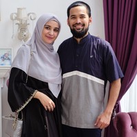    Geng dakwah ini sering terlihat berkumpul membahas persoalan agama hingga membuat vlog khusus. Tak hanya deretan artis laki-laki tampan dan sholeh yang menarik perhatian, tapi juga gaya para artis berhijab yang cantik dan santun. Foto: Instagram/Shireensungkar