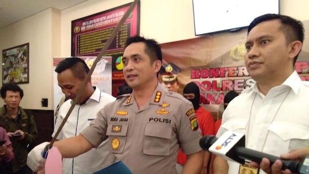 Pelaku menggunakan celurit untuk menodong korban