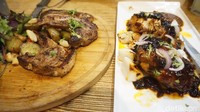 Menu yang wajib dicoba di sini adalah Creme Brulee dan Lamb Chop. Daging domba empuk, kemudian ditambah dessert yang lezat, pasti bikin nagih! (Shinta Angriyana/detikTravel)