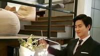 Berhastag #happysuhoday. Sepertinya ini adalah perayaan saat Suho berulang tahun. Cake berwarna putih ini tampak klasik ya. Foto: Instagram @suhoexoworld