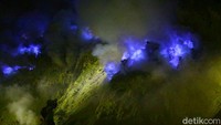 Fenomena api biru di Kawah Ijen, Jawa Timur. Kabarnya, fenomena seperti itu hanya ada di Indonesia dan di Islandia Ardian Fanani
