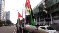Di tiap tiang, dituliskan nama-nama negara peserta Asian Games. Namun, beberapa bendera tampak sudah mulai rusak. Ada bendera yang terpasang miring, ada juga bendera yang kainnya sudah mulai koyak di bagian tepi.