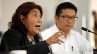 Menteri Kelautan dan Perikanan Susi Pudjiastuti memberikan keterangan terkait kebakaran puluhan kapal di Benoa, di Kantor KKP Jakarta, Selasa (17/7/2018).